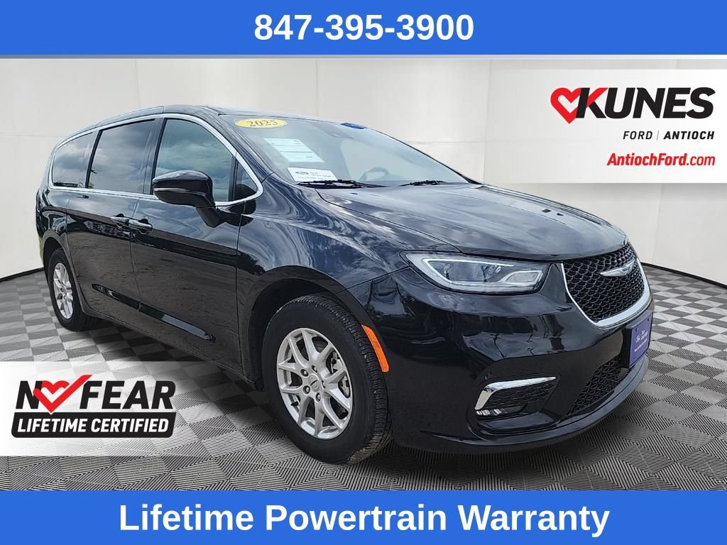 Used 2025 Chrysler Pacifica Select