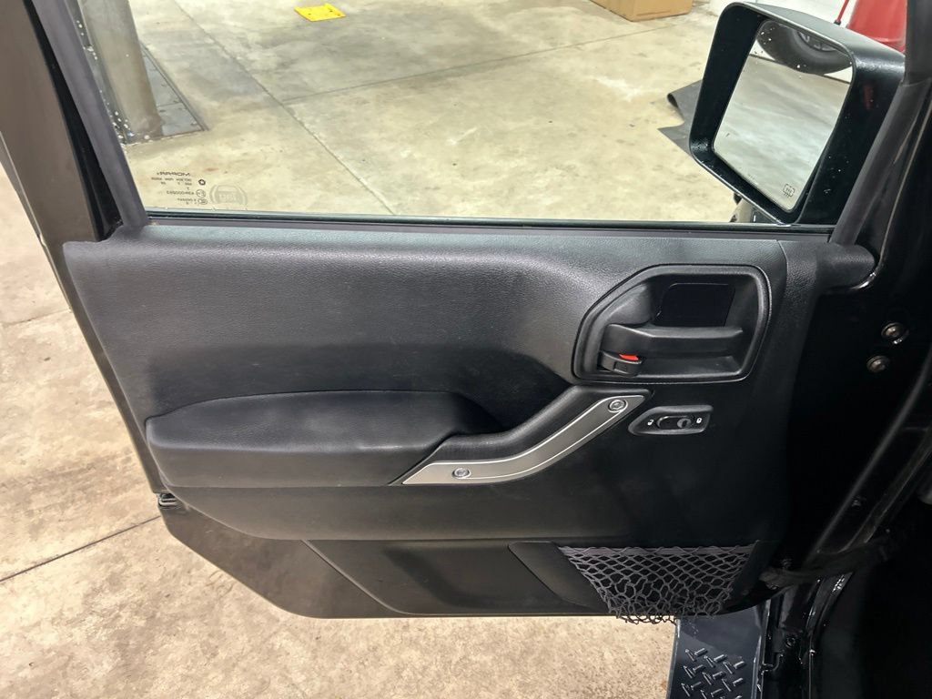Used 2017 Jeep Wrangler Unlimited Sahara w/ Connectivity Group AWD/4WD image 14