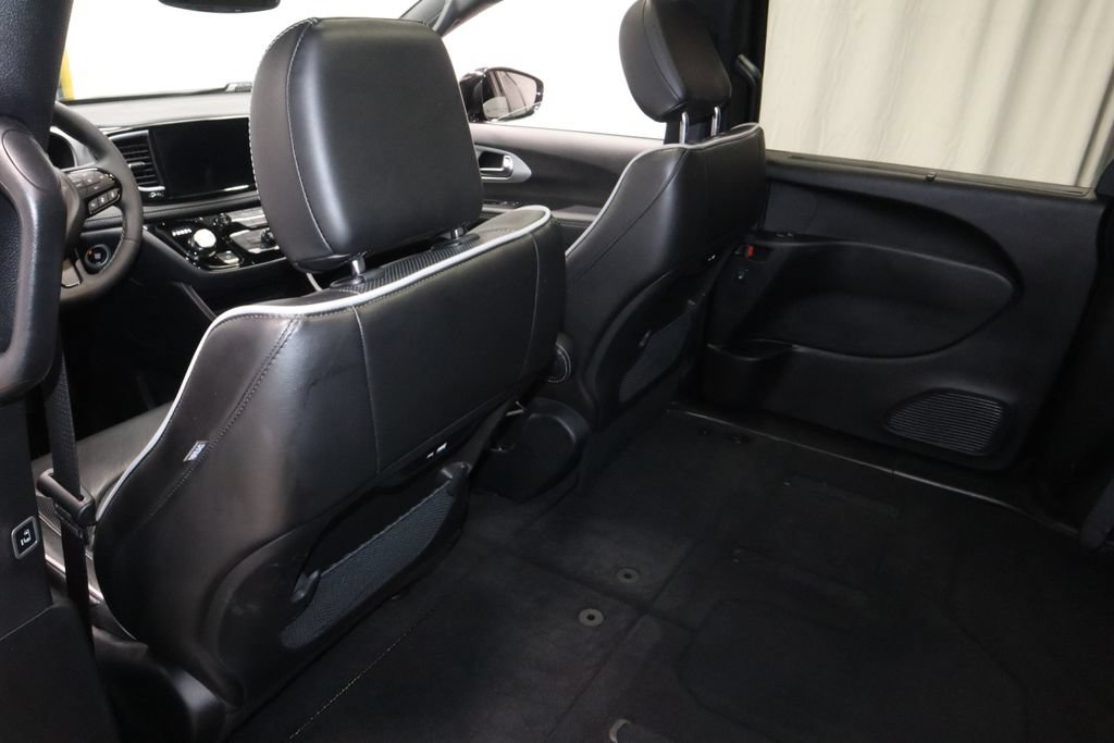 Used 2025 Chrysler Pacifica Limited FWD image 22
