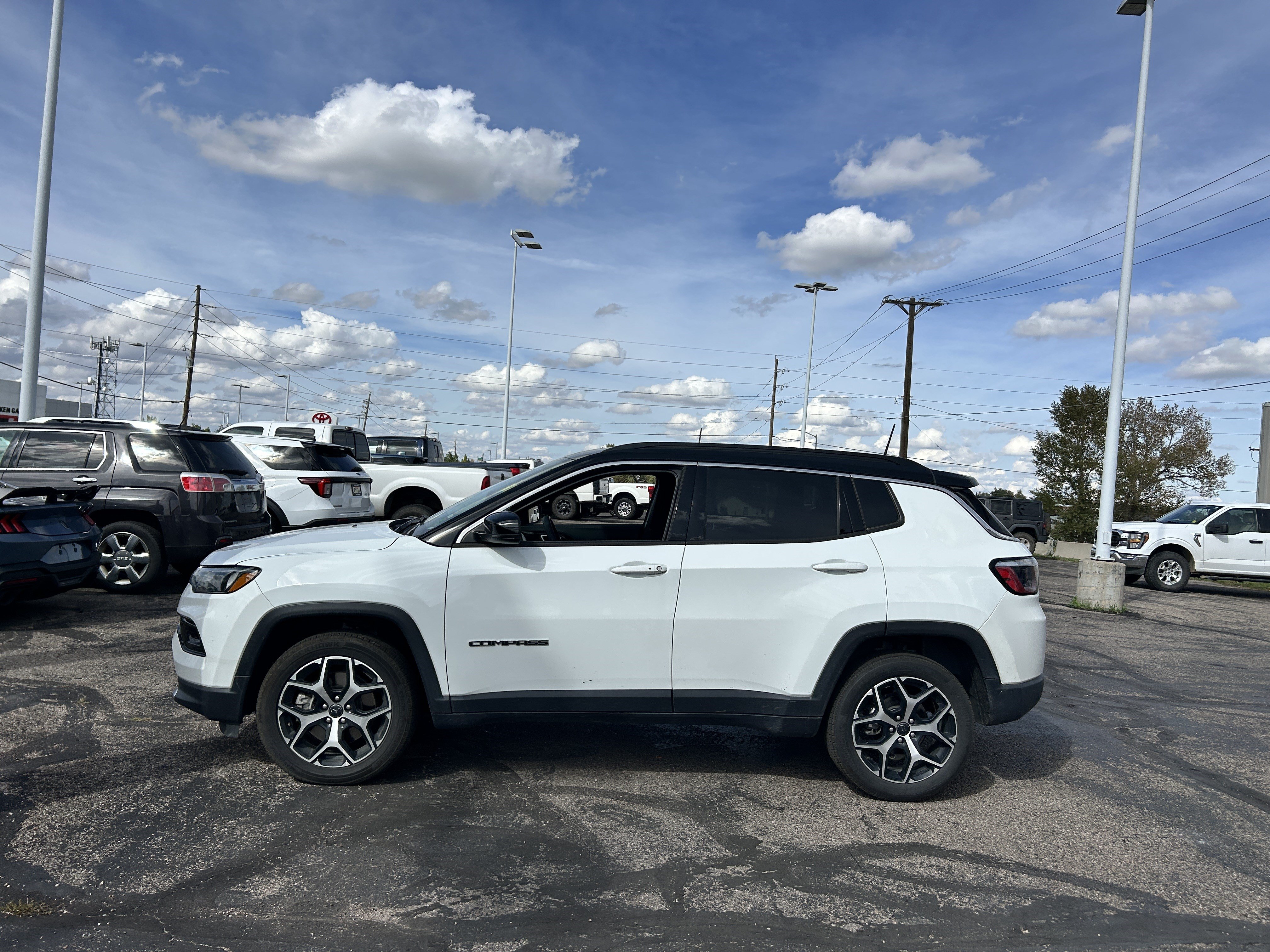Used 2025 Jeep Compass Limited AWD/4WD image 2