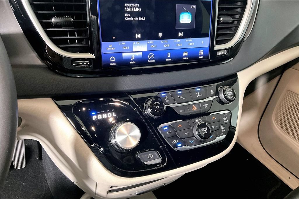 Used 2023 Chrysler Pacifica Touring-L FWD image 25