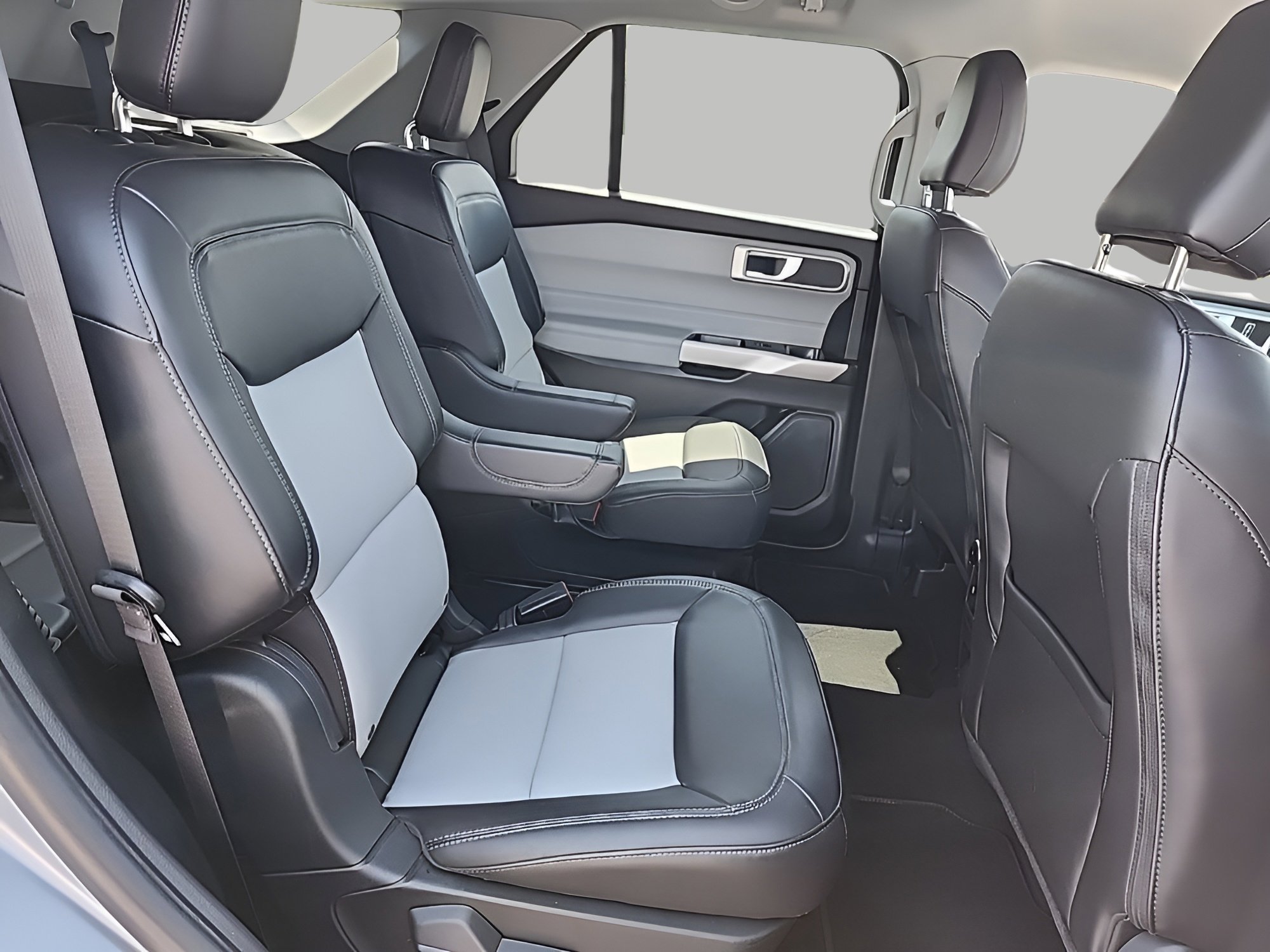 Certified 2023 Ford Explorer XLT w/ Equipment Group 202A AWD/4WD image 4