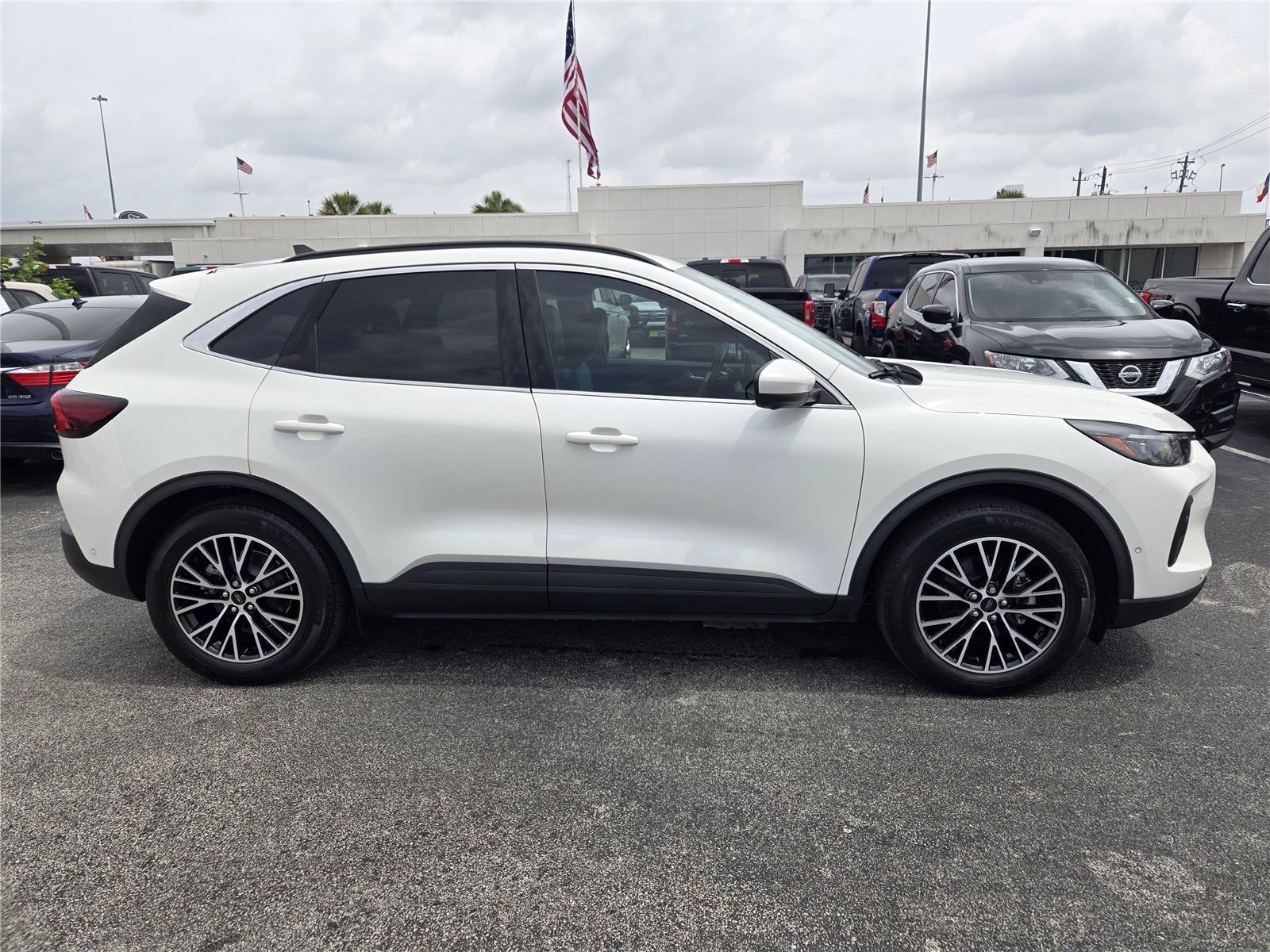 Certified 2023 Ford Escape SE w/ PHEV Premium Package FWD image 4