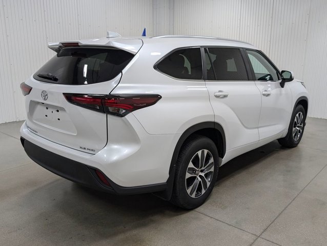 Used 2024 Toyota Highlander XLE image 2