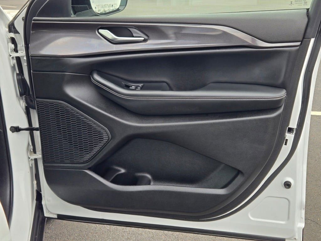 Used 2023 Jeep Grand Cherokee Altitude image 6