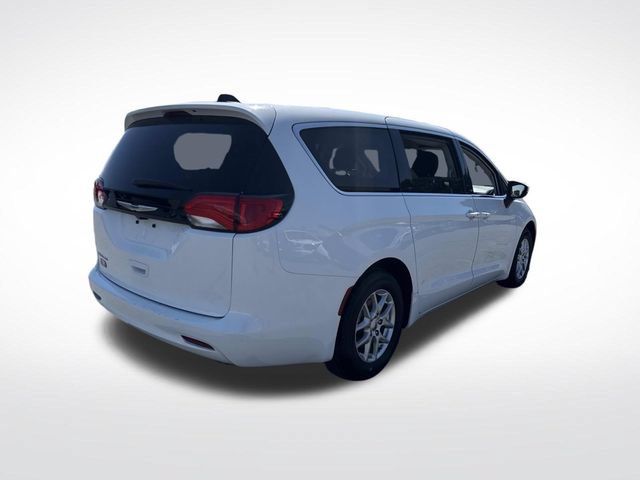 Used 2023 Chrysler Voyager LX FWD image 5