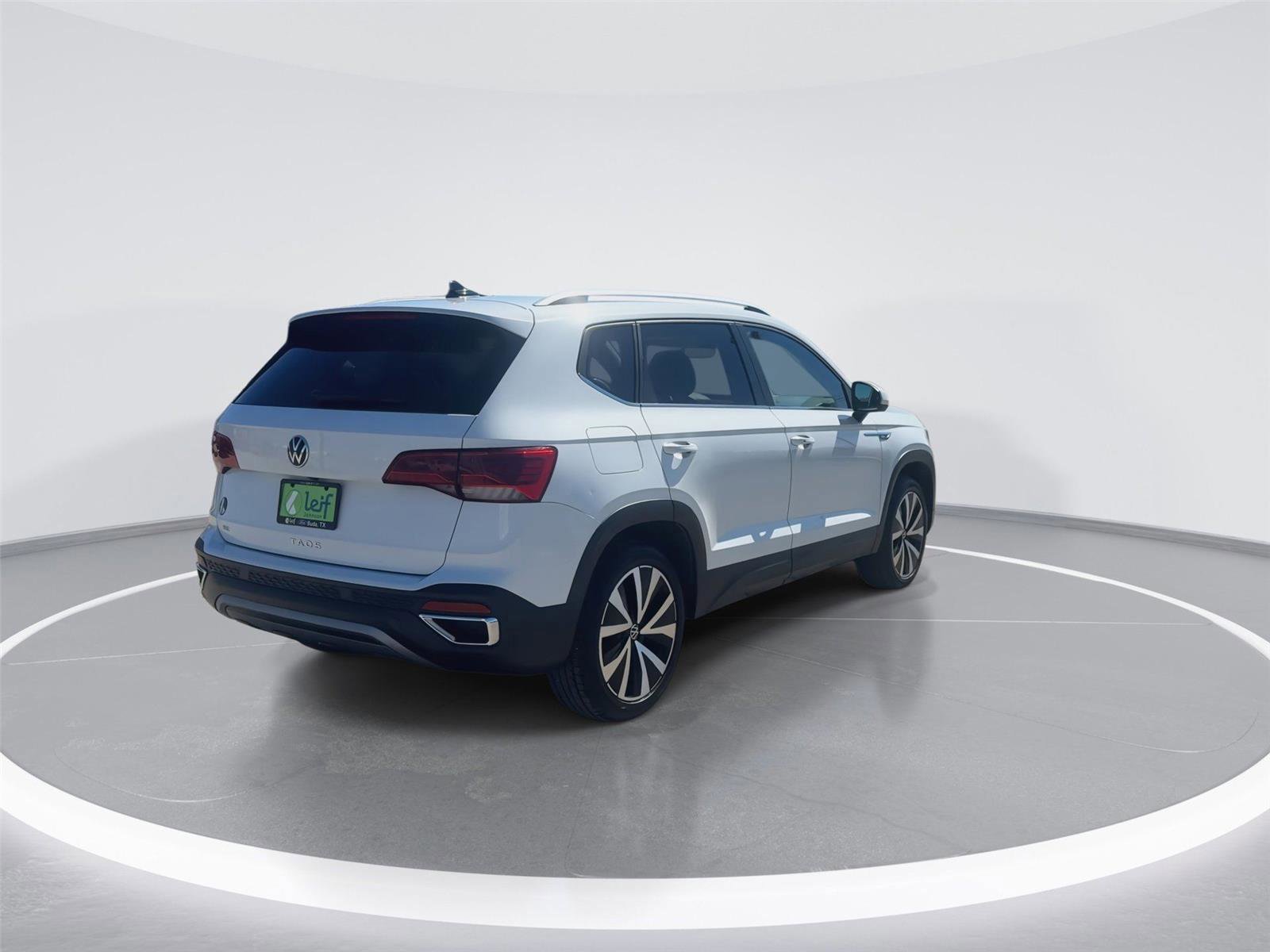 Used 2024 Volkswagen Taos SE image 4