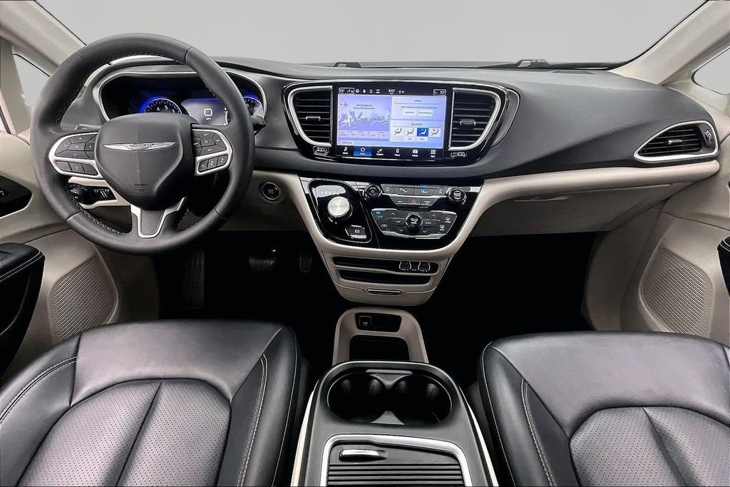 Used 2024 Chrysler Pacifica Touring-L FWD image 16
