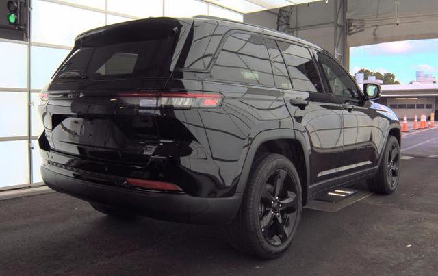 Used 2024 Jeep Grand Cherokee Limited w/ Black Appearance Package AWD/4WD image 3