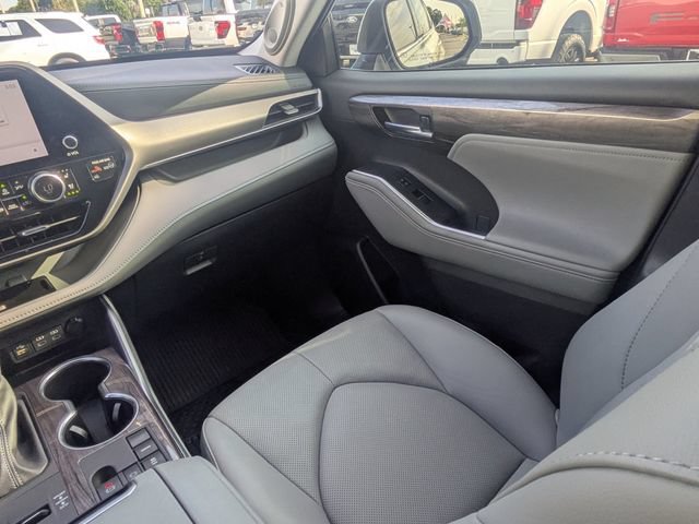 Used 2024 Toyota Highlander Limited FWD image 18