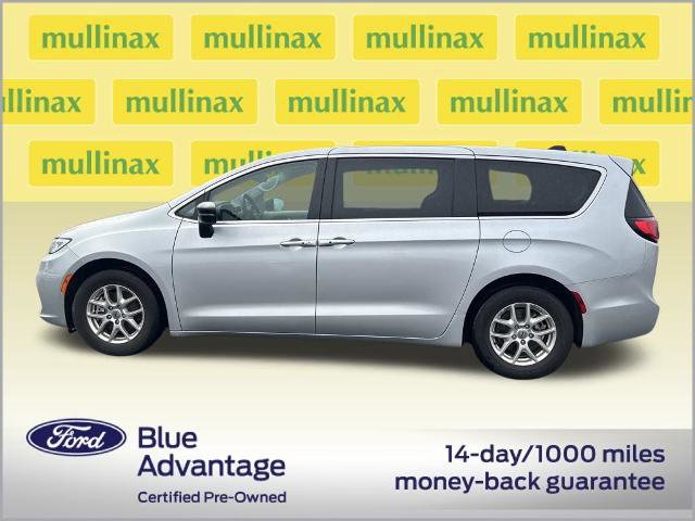 Used 2024 Chrysler Pacifica Touring-L image 12