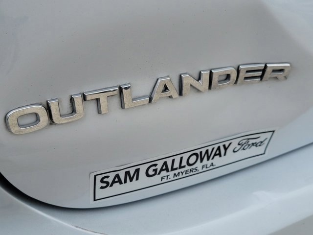 Used 2023 Mitsubishi Outlander SE image 10