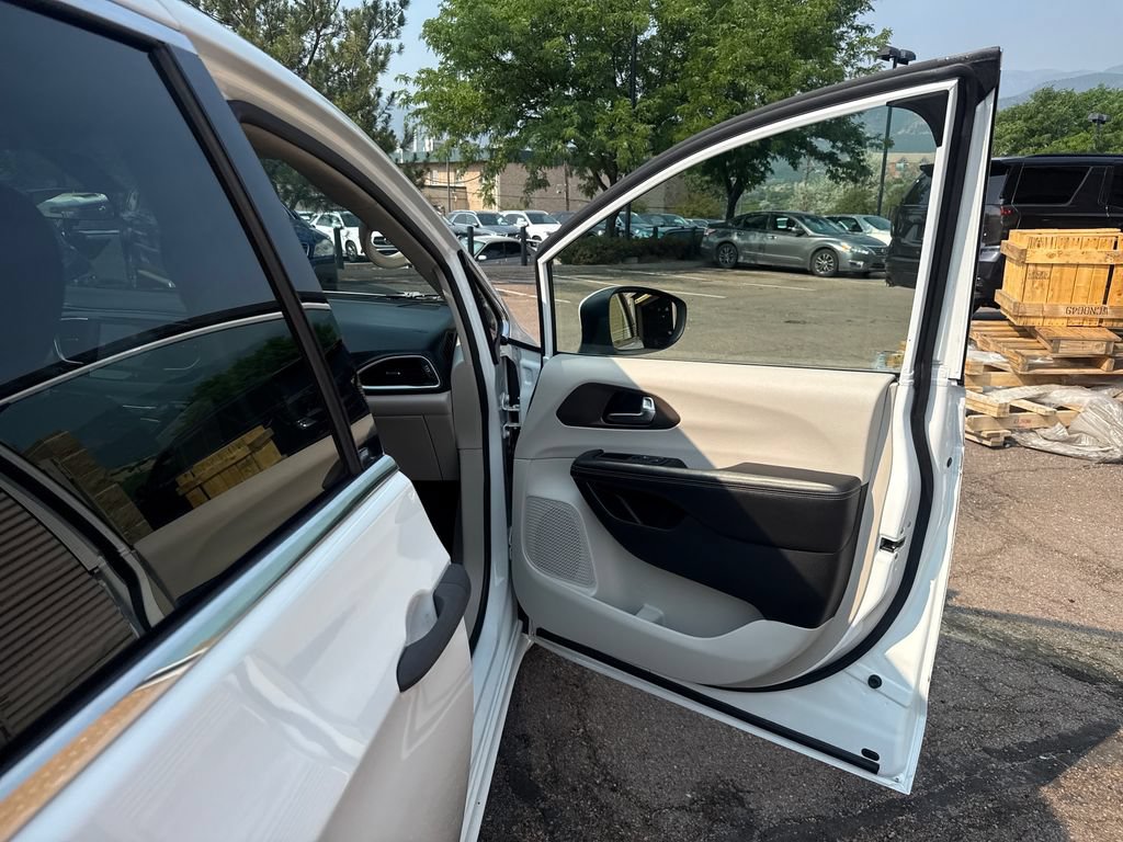 Used 2020 Chrysler Voyager L FWD image 28
