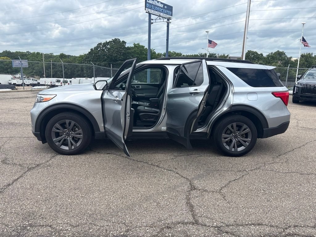 Certified 2023 Ford Explorer XLT w/ Equipment Group 202A AWD/4WD image 4