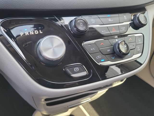 Used 2022 Chrysler Pacifica Touring-L FWD image 26