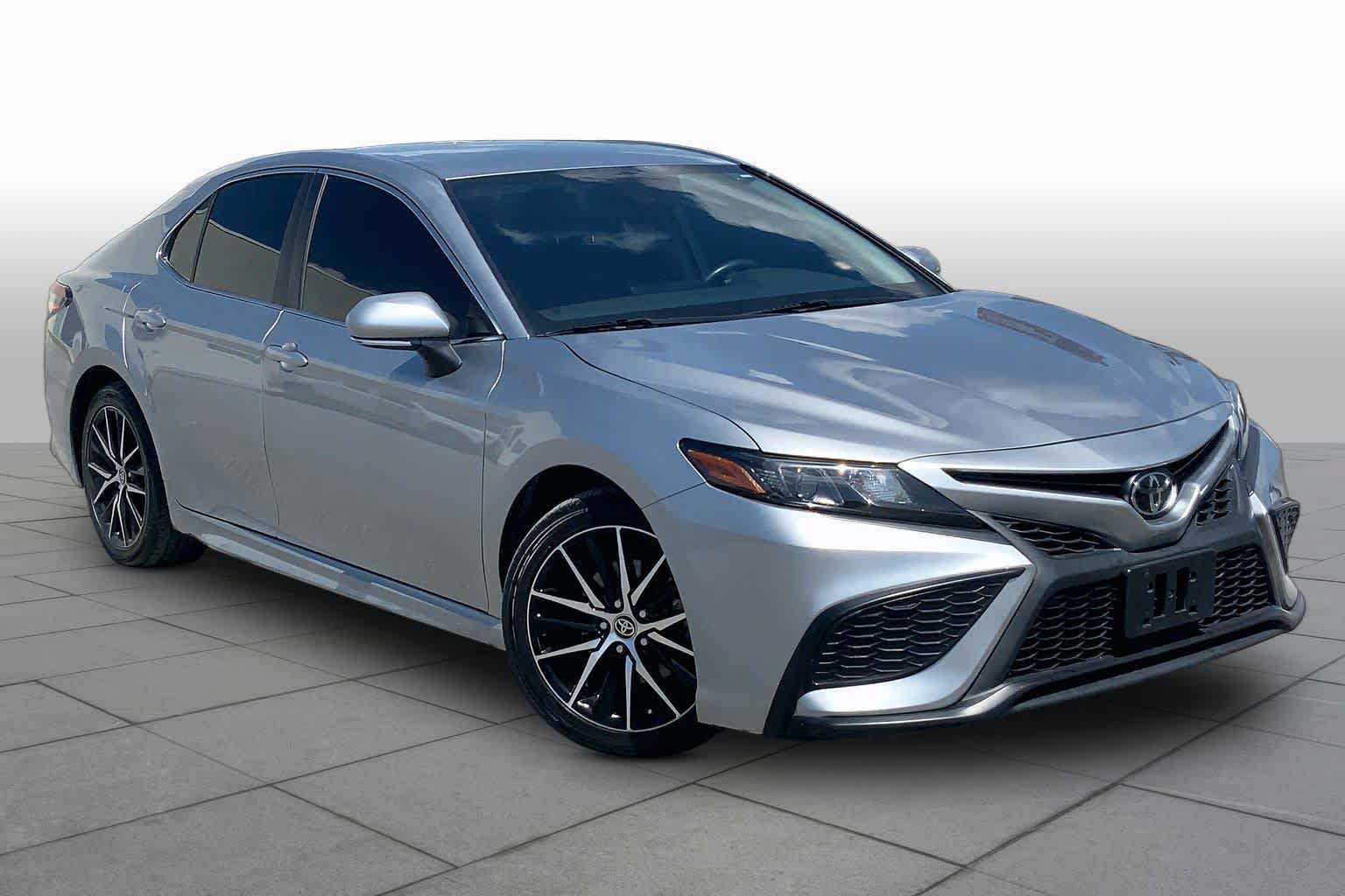 Used 2023 Toyota Camry SE FWD image 3