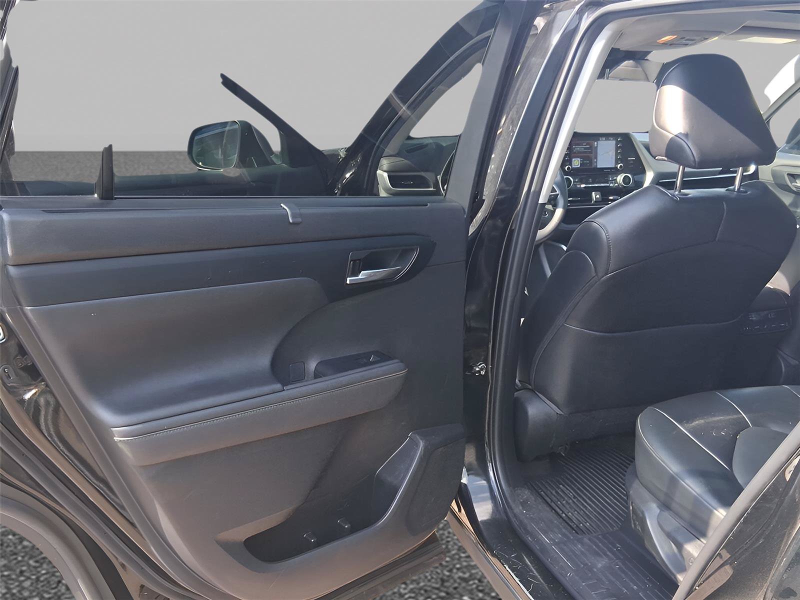 Used 2022 Toyota Highlander XLE FWD image 23