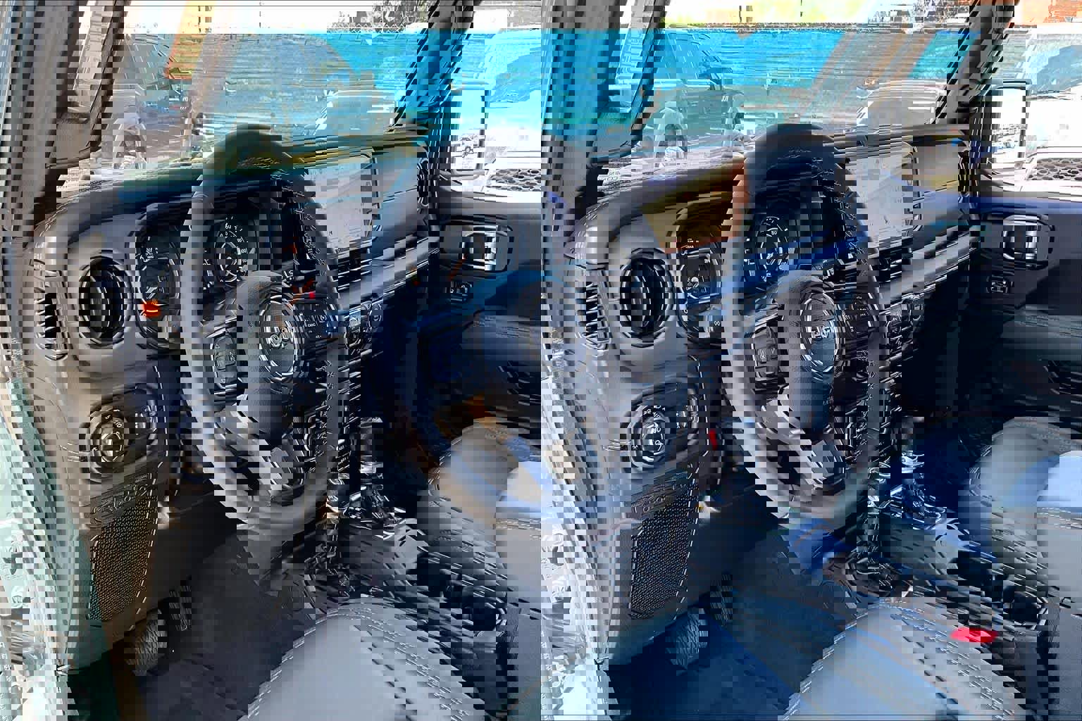 Used 2025 Jeep Gladiator Mojave AWD/4WD image 16