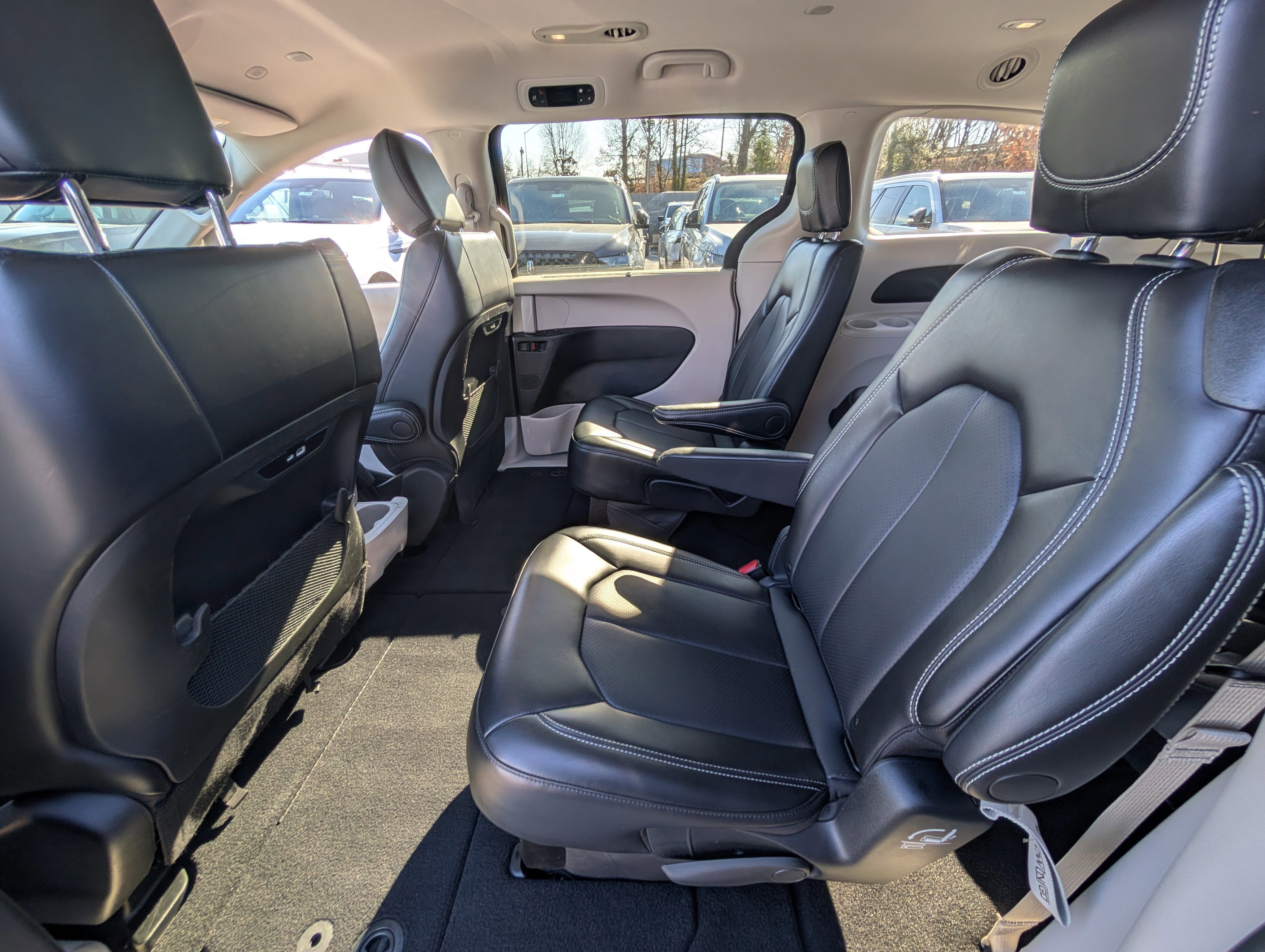 Used 2024 Chrysler Pacifica Touring-L image 18