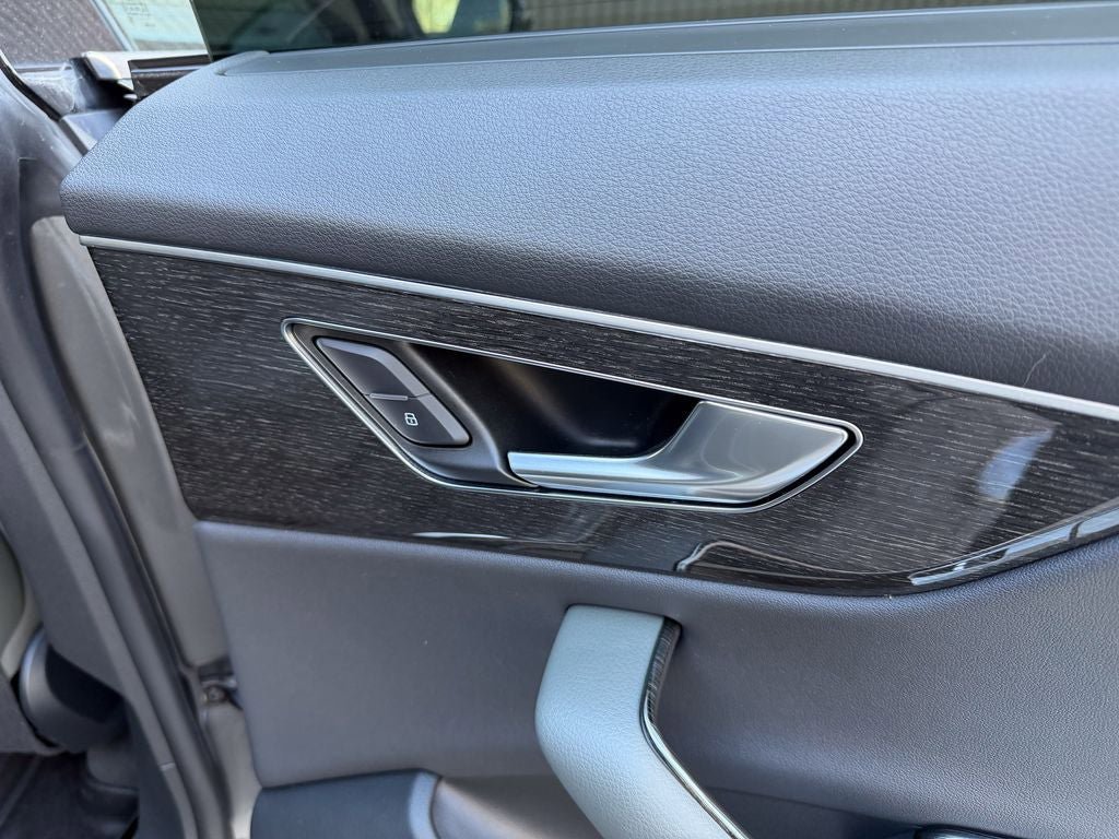 Used 2019 Audi Q8 Prestige w/ Towing Package AWD/4WD image 31