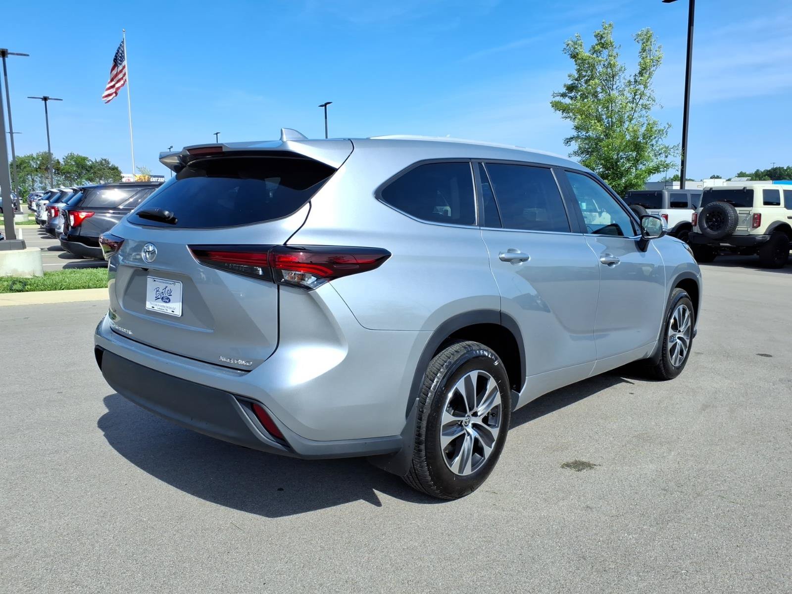 Used 2025 Toyota Highlander XLE AWD/4WD image 3