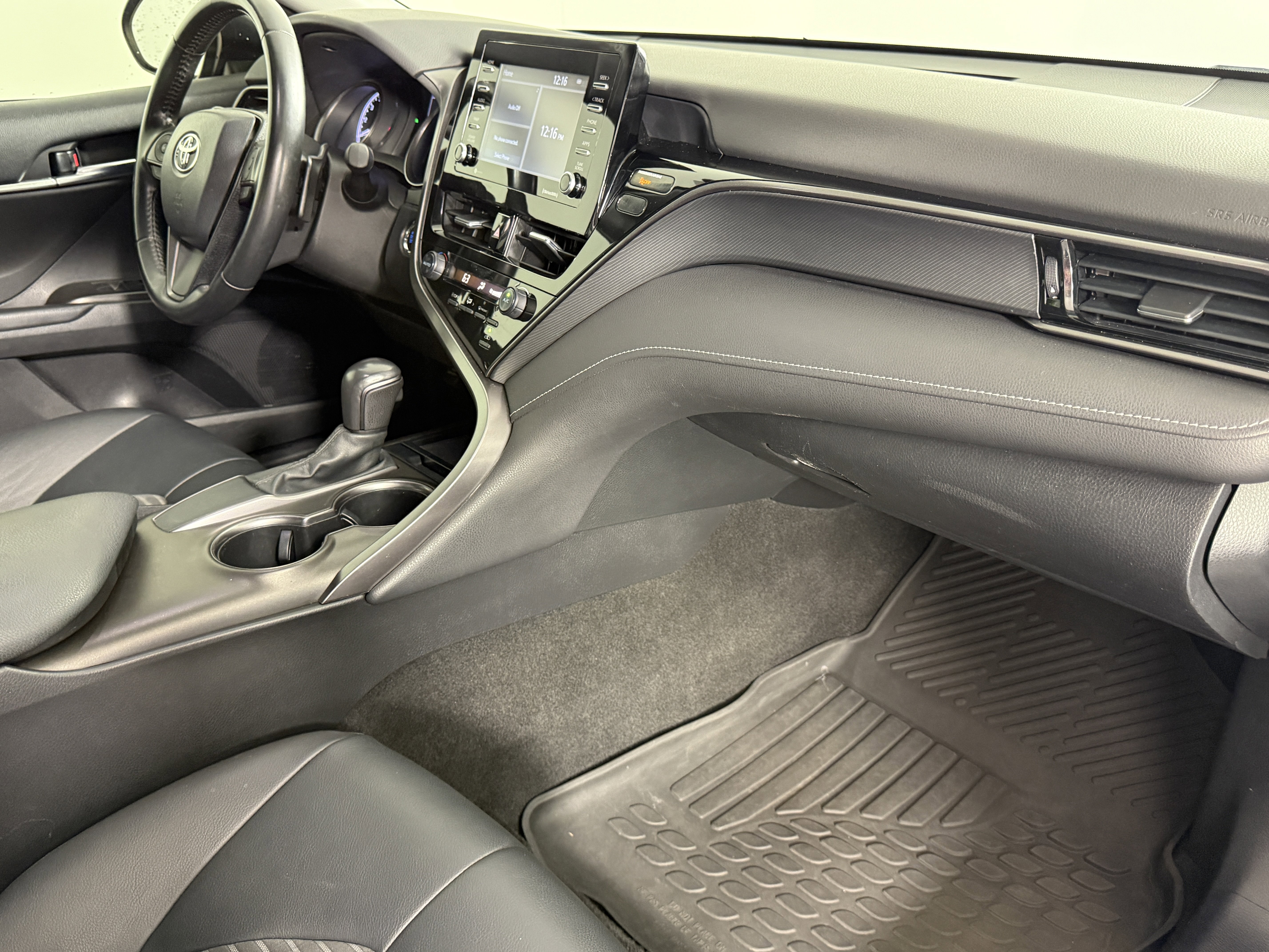 Used 2021 Toyota Camry SE w/ Convenience Package image 9