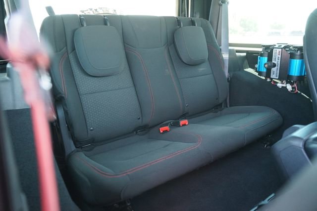 Used 2018 Jeep Wrangler Rubicon AWD/4WD image 12