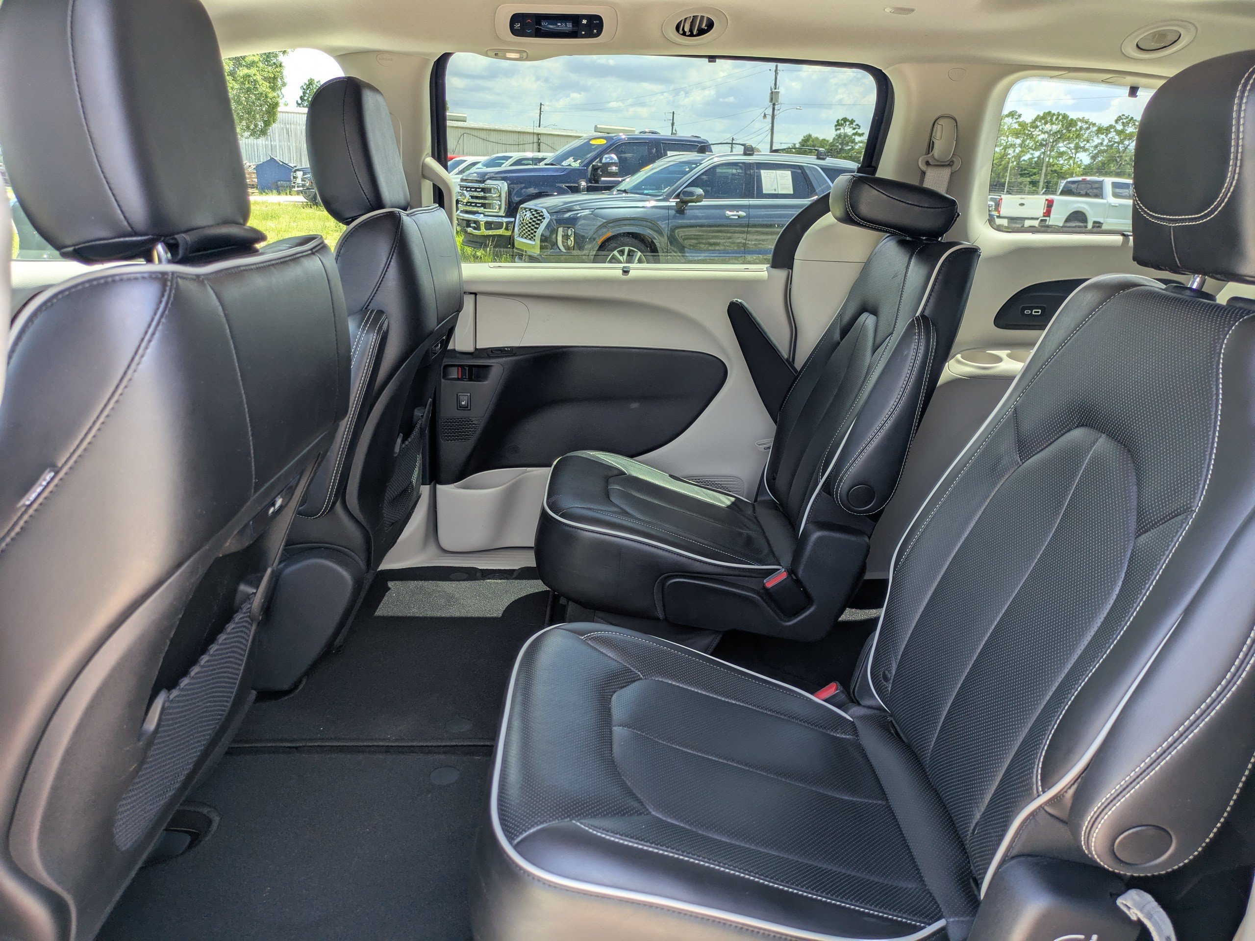 Used 2022 Chrysler Pacifica Limited FWD image 13