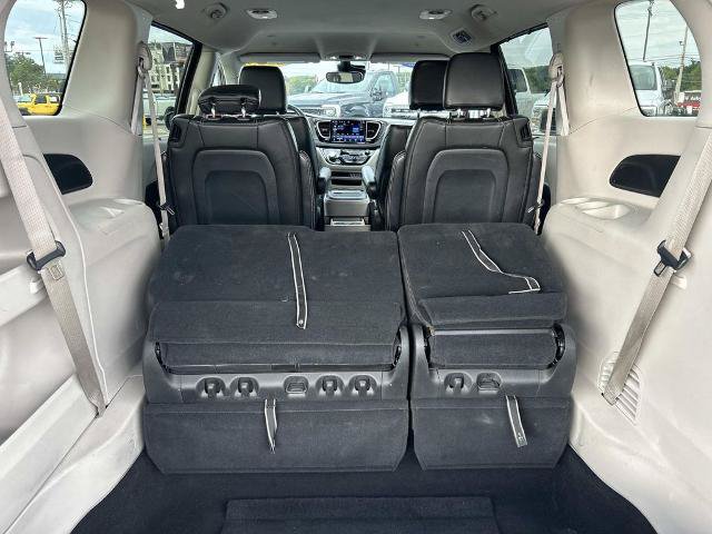 Used 2023 Chrysler Pacifica Touring-L FWD image 18