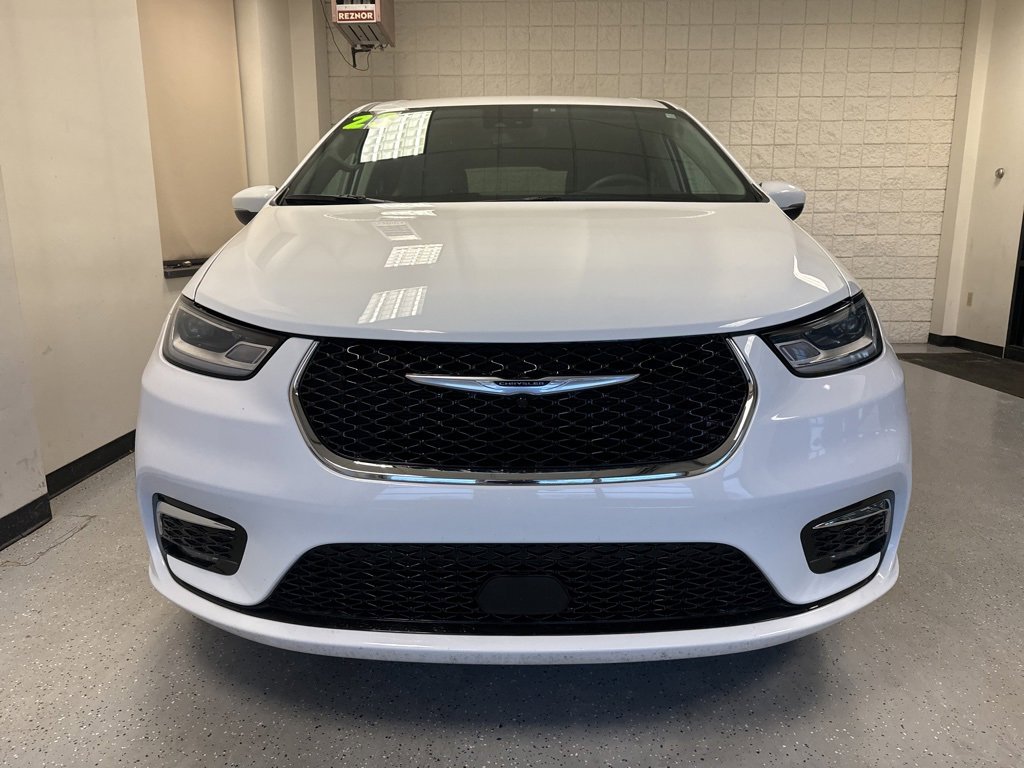 Used 2023 Chrysler Pacifica Touring-L image 39