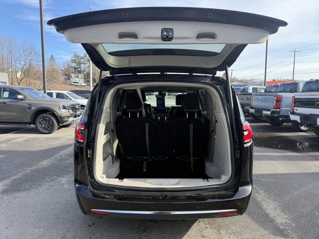 Used 2024 Chrysler Pacifica Touring-L FWD image 9