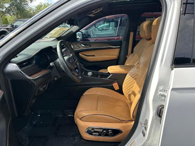 Used 2023 Jeep Grand Cherokee Summit w/ Adv Protech Group IV AWD/4WD image 15