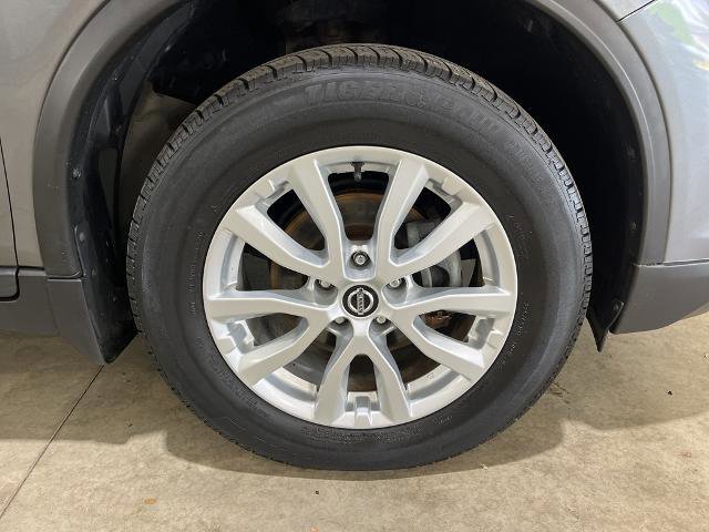 Used 2018 Nissan Rogue SV w/ Sun & Sound Touring Package image 23