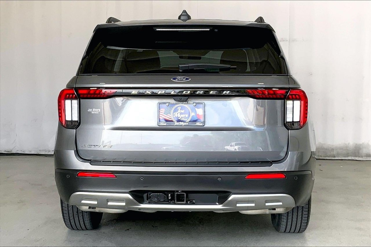 Certified 2025 Ford Explorer Active w/ Active Comfort Package RWD image 3
