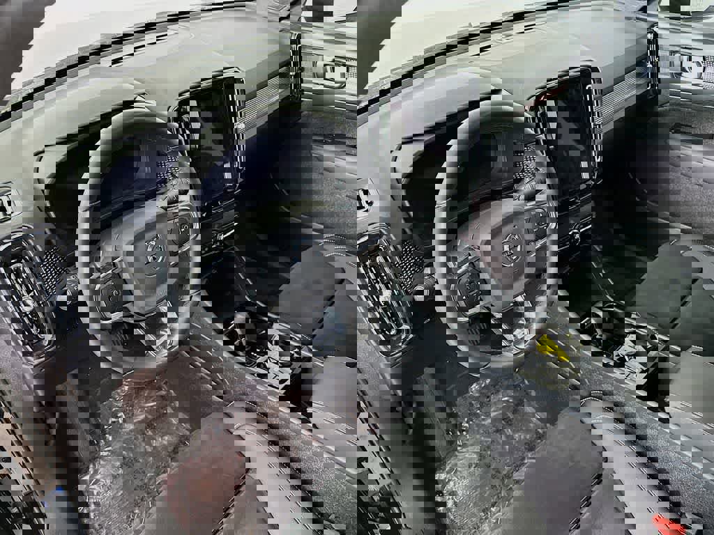 Used 2023 Volvo XC40 B5 Plus image 9