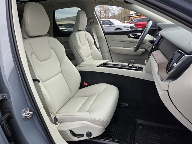 Used 2022 Volvo XC60 B5 Momentum image 16