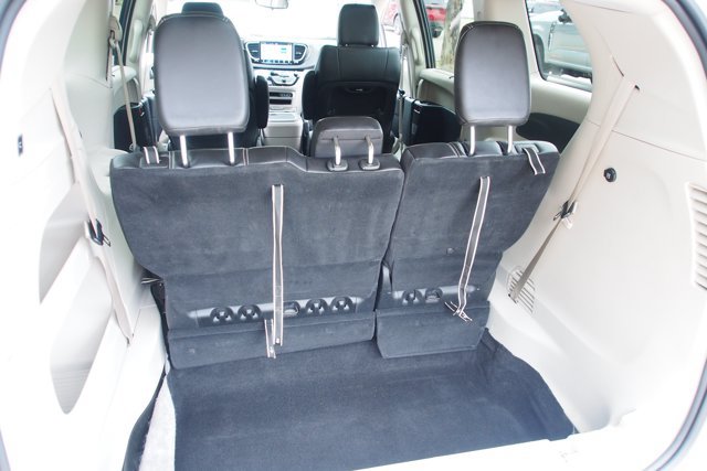 Used 2024 Chrysler Pacifica Touring-L FWD image 18