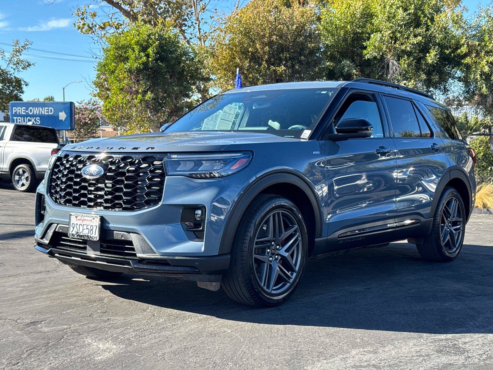 Certified 2025 Ford Explorer ST-Line w/ Premium Package RWD image 4