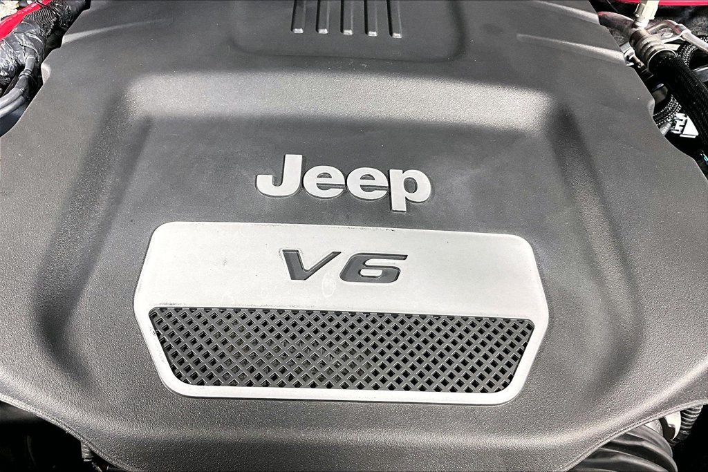 Used 2017 Jeep Wrangler Unlimited Sahara w/ Dual Top Group AWD/4WD image 30