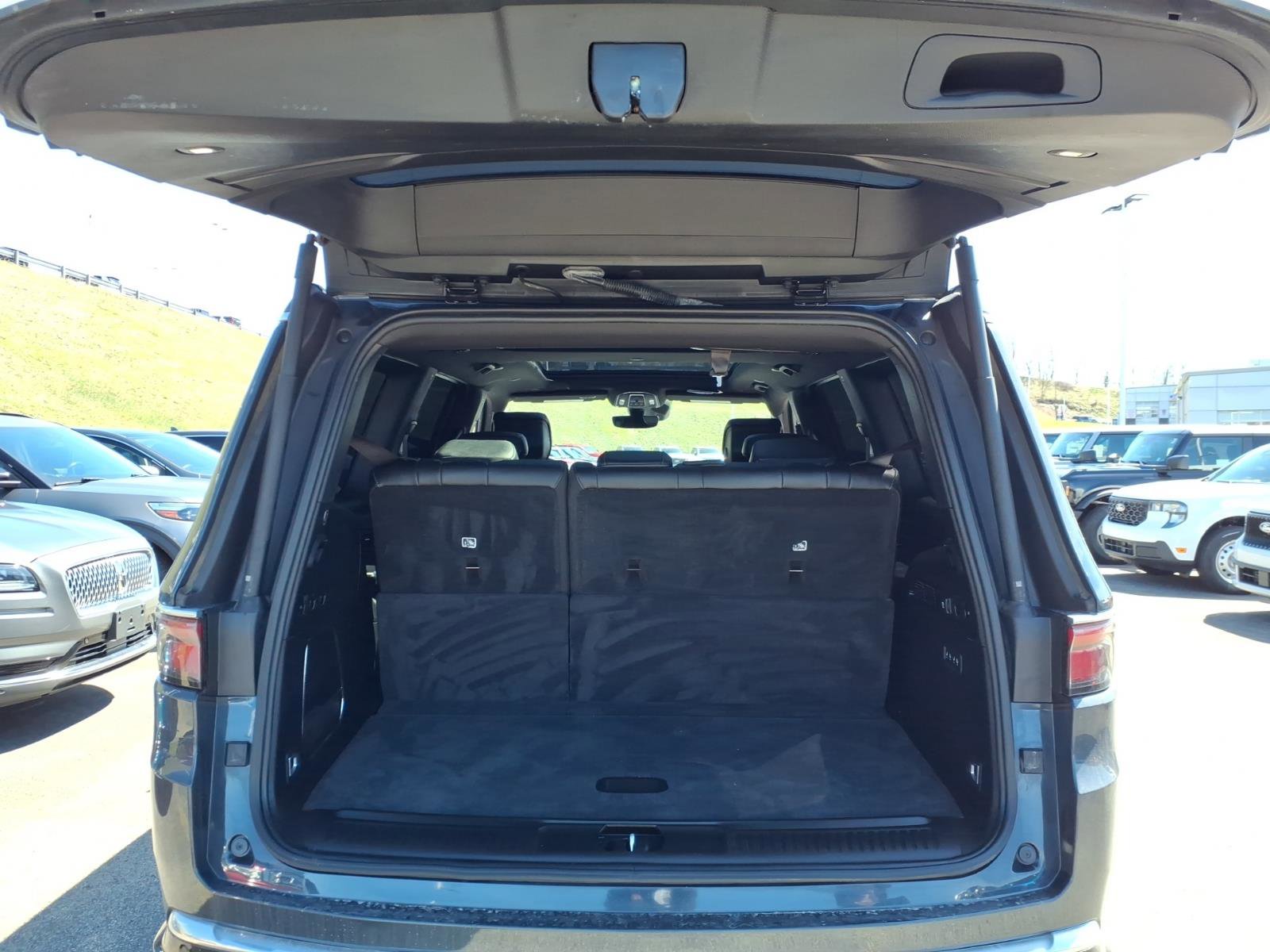 Used 2024 Jeep Wagoneer Series III w/ Premium Group I image 11