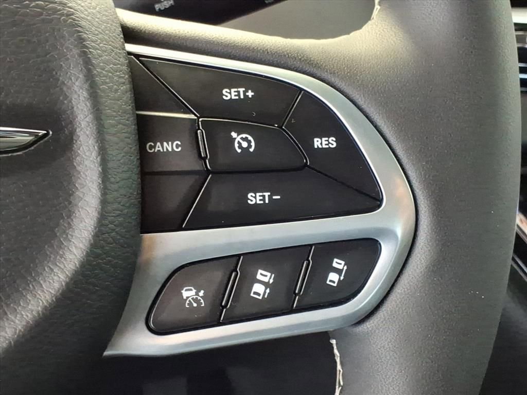 Used 2025 Chrysler Pacifica Select image 17