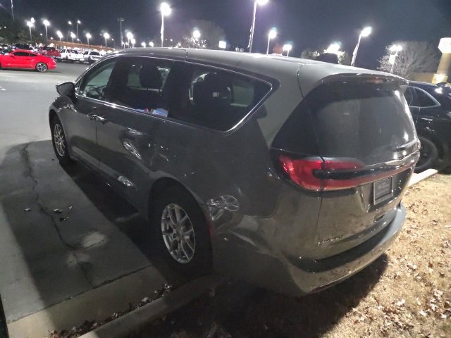 Used 2023 Chrysler Pacifica Touring-L image 4