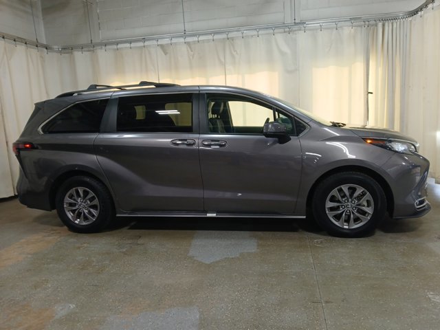 Used 2023 Toyota Sienna XLE image 5