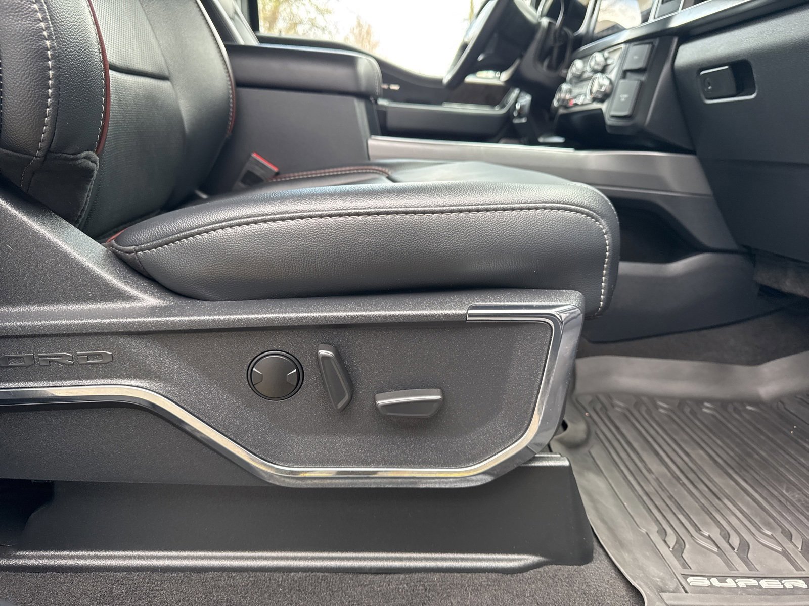 Certified 2024 Ford F250 Lariat w/ FX4 Off-Road Package image 35