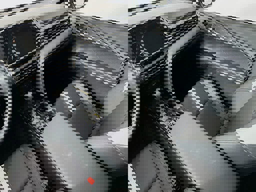 Used 2025 Toyota Camry SE image 11