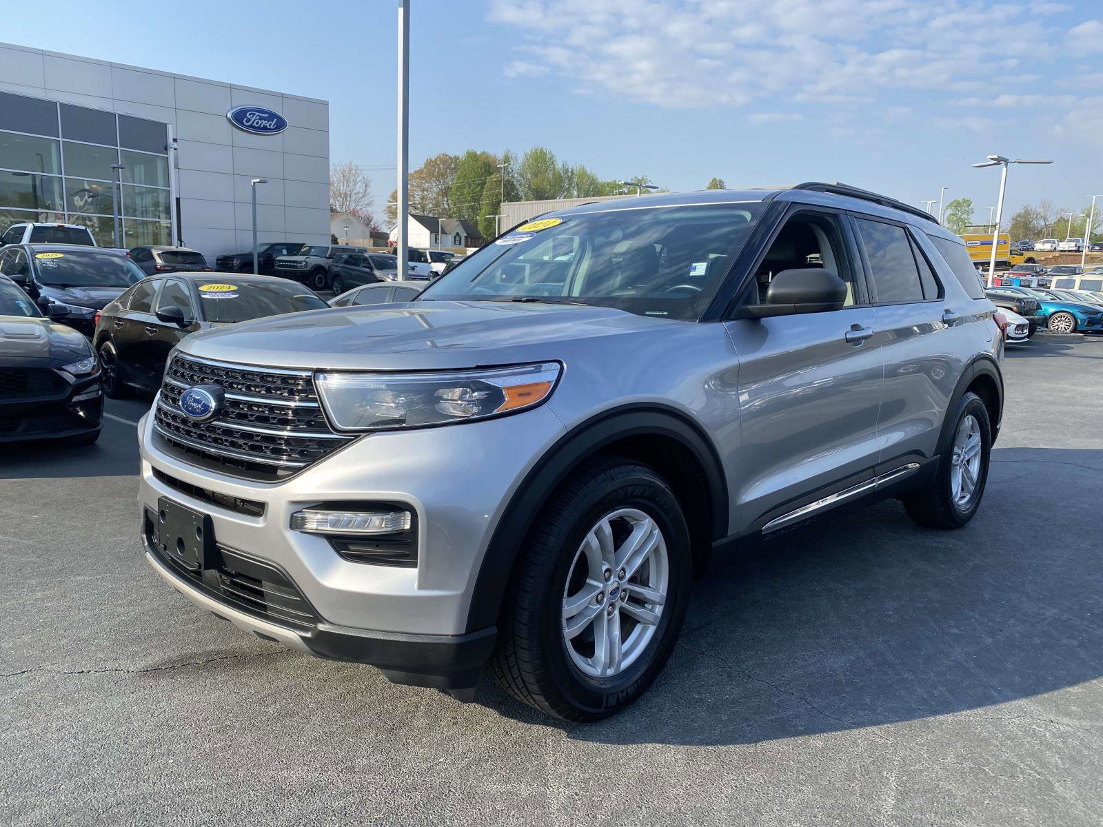 Certified 2024 Ford Explorer XLT w/ Equipment Group 202A RWD image 3