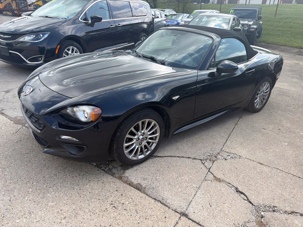Used 2017 FIAT 124 Spider Classica RWD image 2