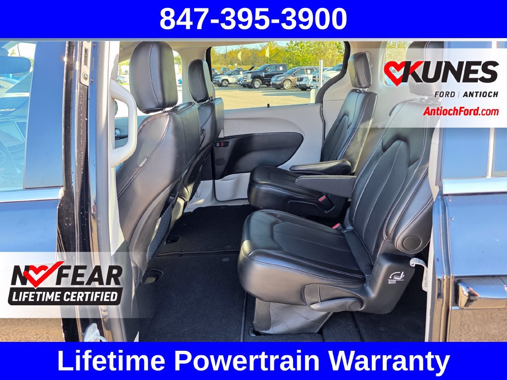 Used 2024 Chrysler Pacifica Touring-L FWD image 19