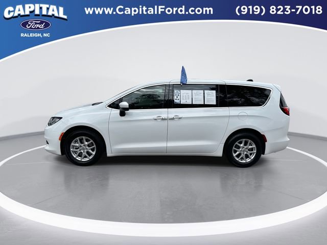 Used 2023 Chrysler Voyager LX FWD image 5