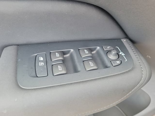 Used 2026 Volvo XC60 B5 Plus w/ Protection Package Premier AWD/4WD image 18